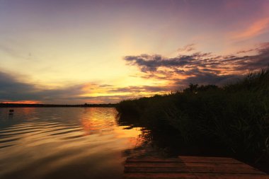 Gün batımlı güzel manzara, gölde gün doğumu.