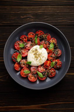 Fırında vişneli domates ve baharatlı Burrata.