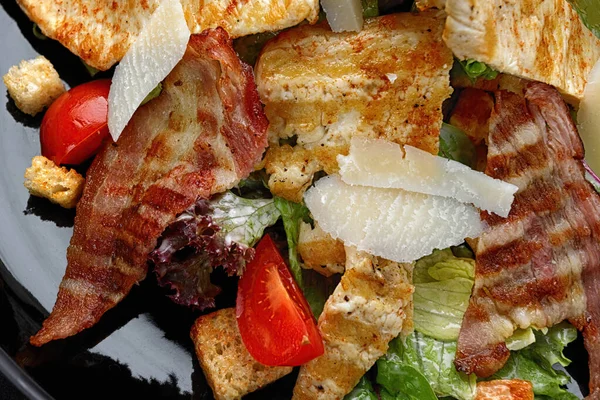 Deliciosa Salada Caesar Coberto Com Bacon Crocante Frango Grelhado Queijo — Fotografia de Stock