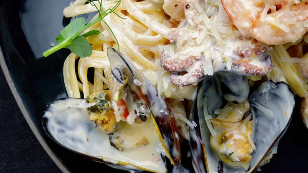 Spaghetti Seafood Mussels Shrimp Octopus Sauce — Stock Photo, Image