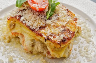 Karides, mantar, domates ve parmesan peynirli lazanya.