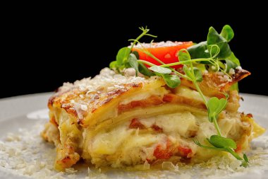 Karides, mantar, domates ve parmesan peynirli lazanya.