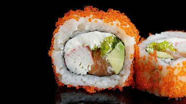 Somon, krem peynir, yengeç, avokado ve tobiko havyarlı suşi rulosu.