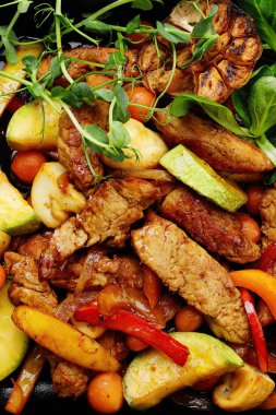 Aromatik dana eti ve siyah tavada kızartılmış sebzeler.