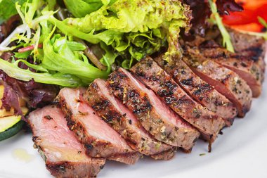 Kızarmış sebzeli ve otlu ızgara et.