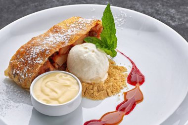 Elmalı börek, dondurma, nane ve yoğunlaştırılmış süt, gri arka planda.