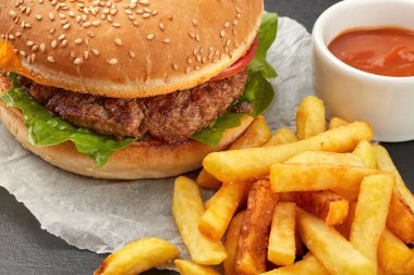 Siyah kayrak üzerinde et ve patates ile Burger