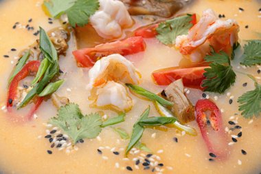 Karides, mantar ve sebzeli Miso çorbası.