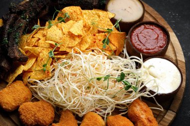 Soslu abur cuburlar, tahtadan yapılmış bira için, karanlık bir arka planda.