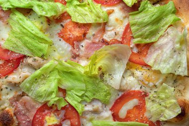 Tavuklu, sebzeli, marullu ve pastırmalı pizza.