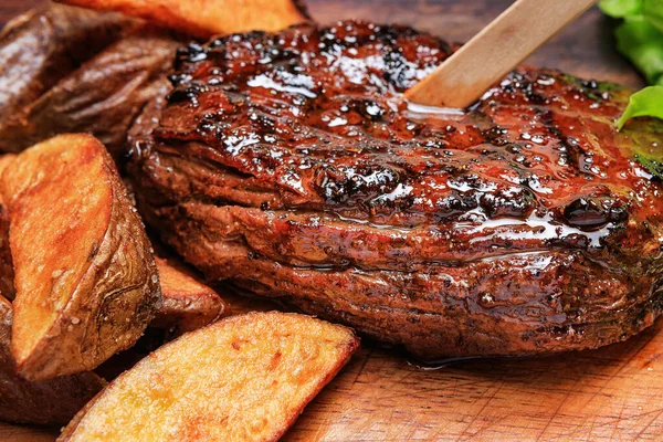 Hovězí Steak Hranolky Salát Dřevěném Prkénku — Stock fotografie