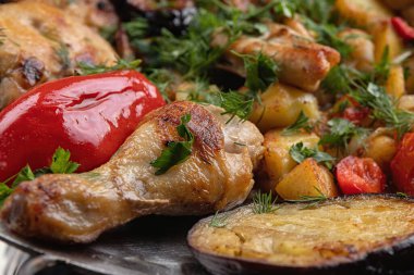 Et, patates ve sebzeli oryantal adaçayı. Yakın plan.