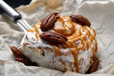 Tarçınlı çörek, krema, fındık ve fındık.