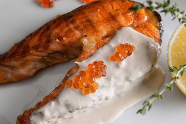 Somon steak kırmızı havyar ve limon ile