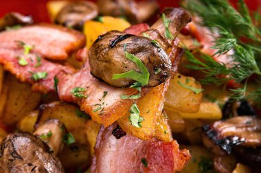 Pastırmalı ve mantarlı kızarmış patates.