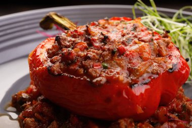 Tabakta et ve sebzelerle doldurulmuş kırmızı dolma dolma biber.