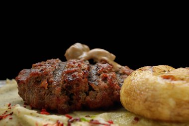 Biftek mükemmelliği mantar sosu, fırında patates ve humus.
