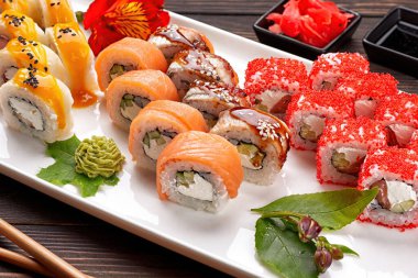 Sushi ahşap bir arka planda zencefil ve wasabi ile hazırlanır.