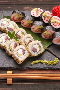 Sushi ahşap bir arka planda zencefil ve wasabi ile hazırlanır.