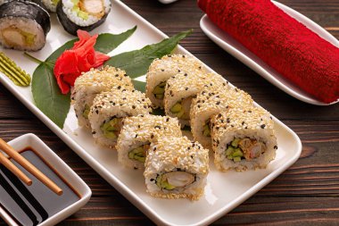 Geleneksel eşliklerle nefis suşi sarmaları, wasabi ve zencefilli.