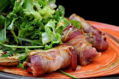 Pastırmalı rulo köfte, fırında patates ve salata.