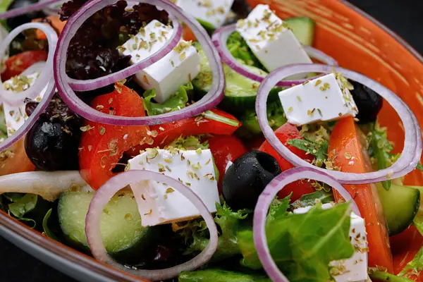 Arka Planda Peynirli Sebzeli Kirazlı Yunan Salatası — Stok fotoğraf