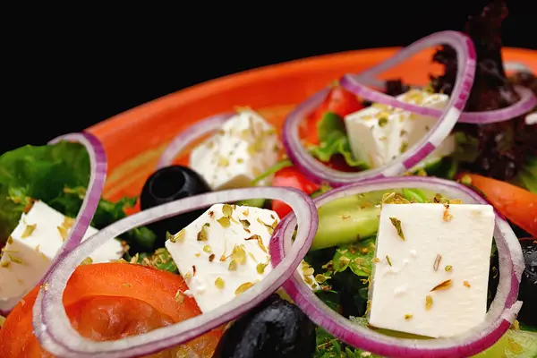 Греческий Салат Сыром Овощами Вишней Темном Фоне — стоковое фото