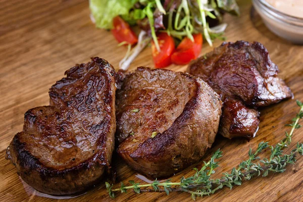 Medaglioni Carne Con Salsa Verdure Una Tavola Legno Foto Stock Royalty Free