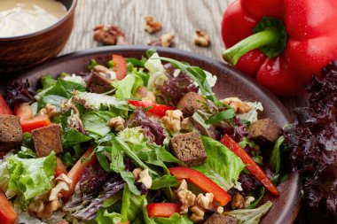 Taze sebzeli vejetaryen salatası, tofu ve ceviz.