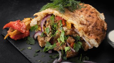 Taze et, taze sebze ve aromatik baharatla doldurulmuş lezzetli pide.