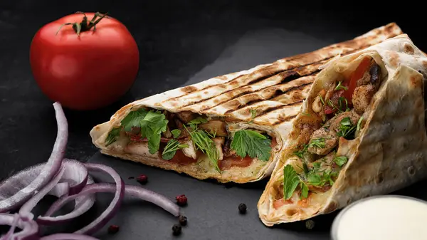 Soczyste Mięso Świeże Warzywa Zawinięte Klasyczny Shawarma Podawane Aromatycznym Sosem — Zdjęcie stockowe