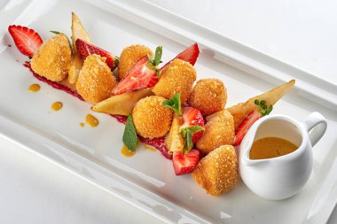 Beyaz arka planda çilek ile Peynir nuggets