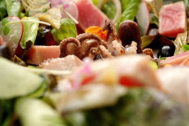 Deniz ürünleri ve aromatik bitkilerle sebze salatası.