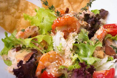 Kalamar, karidesler ve midye ile deniz ürünleri salatası