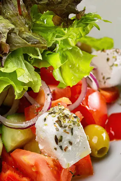 Salada Grega Com Queijo Legumes Azeitonas Close — Fotografia de Stock