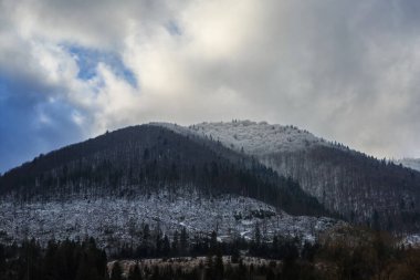 Kış dağlar ve bulutlu gökyüzü