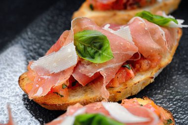 Kızarmış bruschetta üzerine parmesan peyniri ve füme somon.