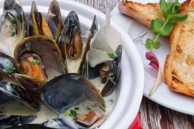 Yağda kızarmış midye