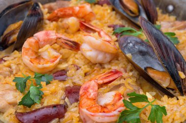 Maydanoz ve limon ile tüm midye ile pilav