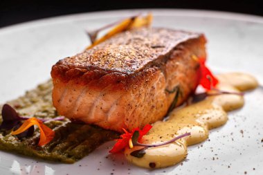 Izgara alabalık. Beyaz tabakta alabalık bifteği