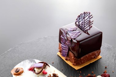 Çikolata kaplı fındıklı tatlı siyah levha şeklinde küp şeklinde.