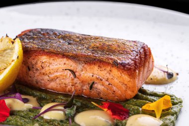 Izgara alabalık. Beyaz tabakta alabalık bifteği