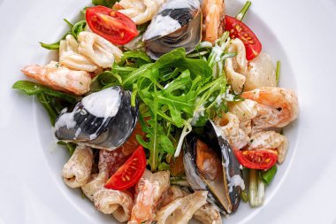 Midyeli deniz ürünleri salatası, kalamar karides.