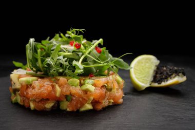 Avokado ve roka ile somon tartartarı.