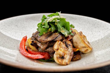 Kızarmış sebze ve mantarlı dana salatası.