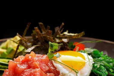 Uçan balık yumurtası, et, balık ve nori ile doldurulmuş deniz yosunu.