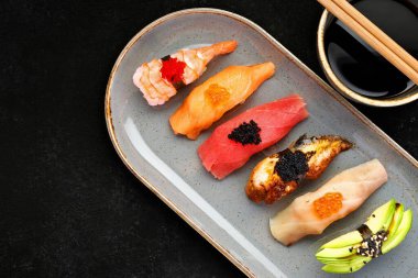 Karides, yılan balığı, avokado, somon ve ton balığı gibi çeşitli tatlardan oluşan enfes nigiri suşisi.