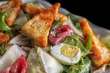 Sezar salatası, otlar ve domateslerle