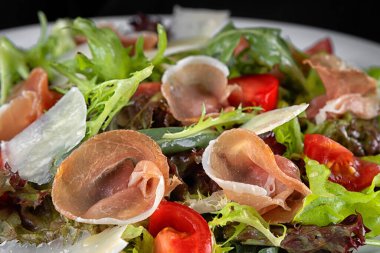 Kurutulmuş et, jambon, ot ve domatesli salata.