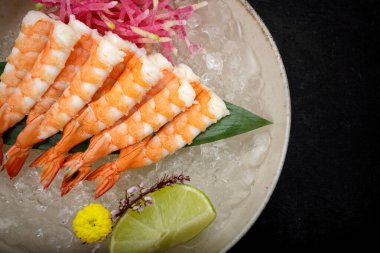 Limonlu ve buzlu karides sashimi.